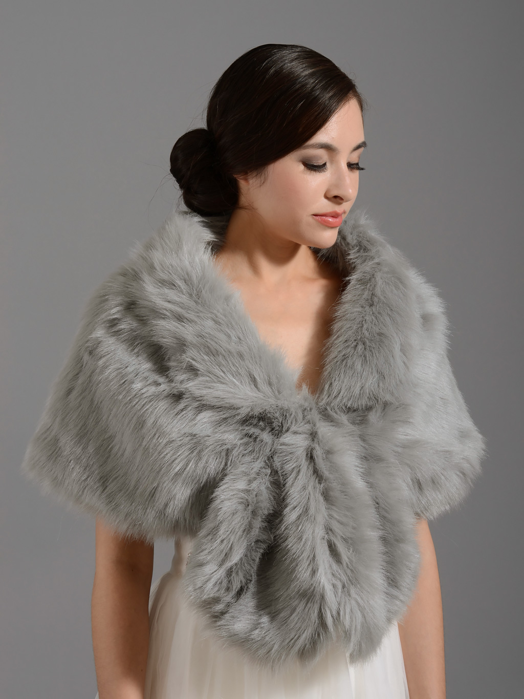 faux fur wrap a001 silver front Модные свадебные шубки 2016: Тенденции